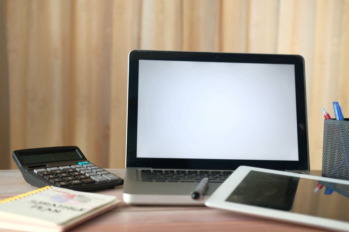 Moderner Arbeitsplatz mit Laptop und Notizbuch für Branding-Strategien.