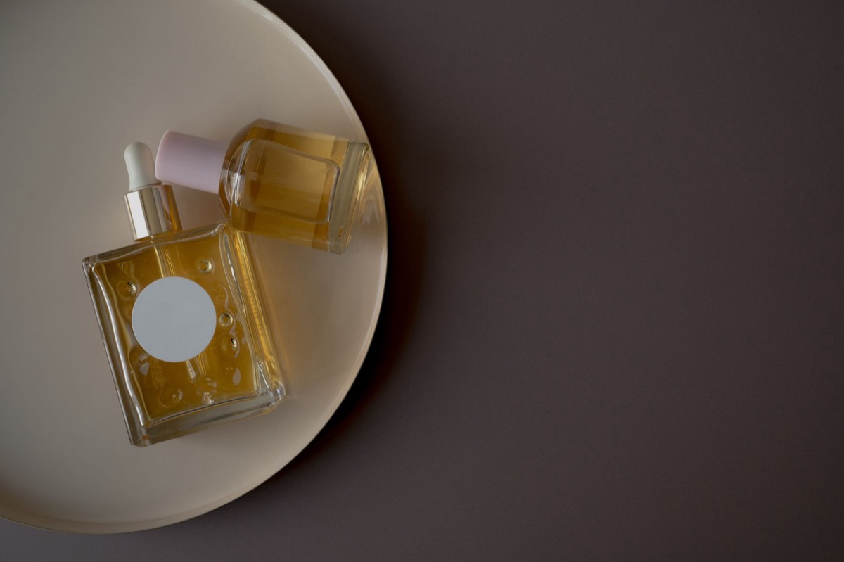 Flacon de parfum luxueux au design minimaliste illustrant le branding