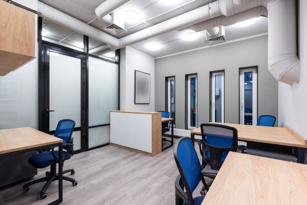 Espace de travail moderne pour une startup en pleine croissance