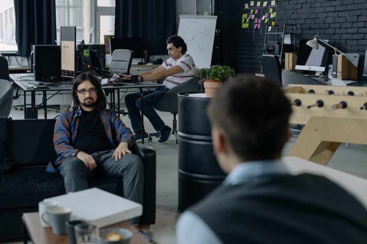 spazio di lavoro moderno in una startup