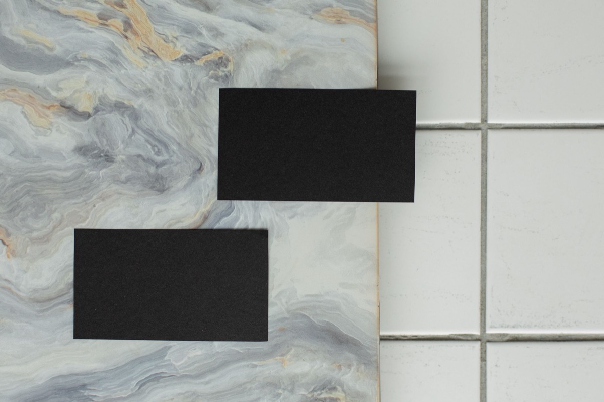 Minimalistische luxe branding en briefpapier op een bureau.