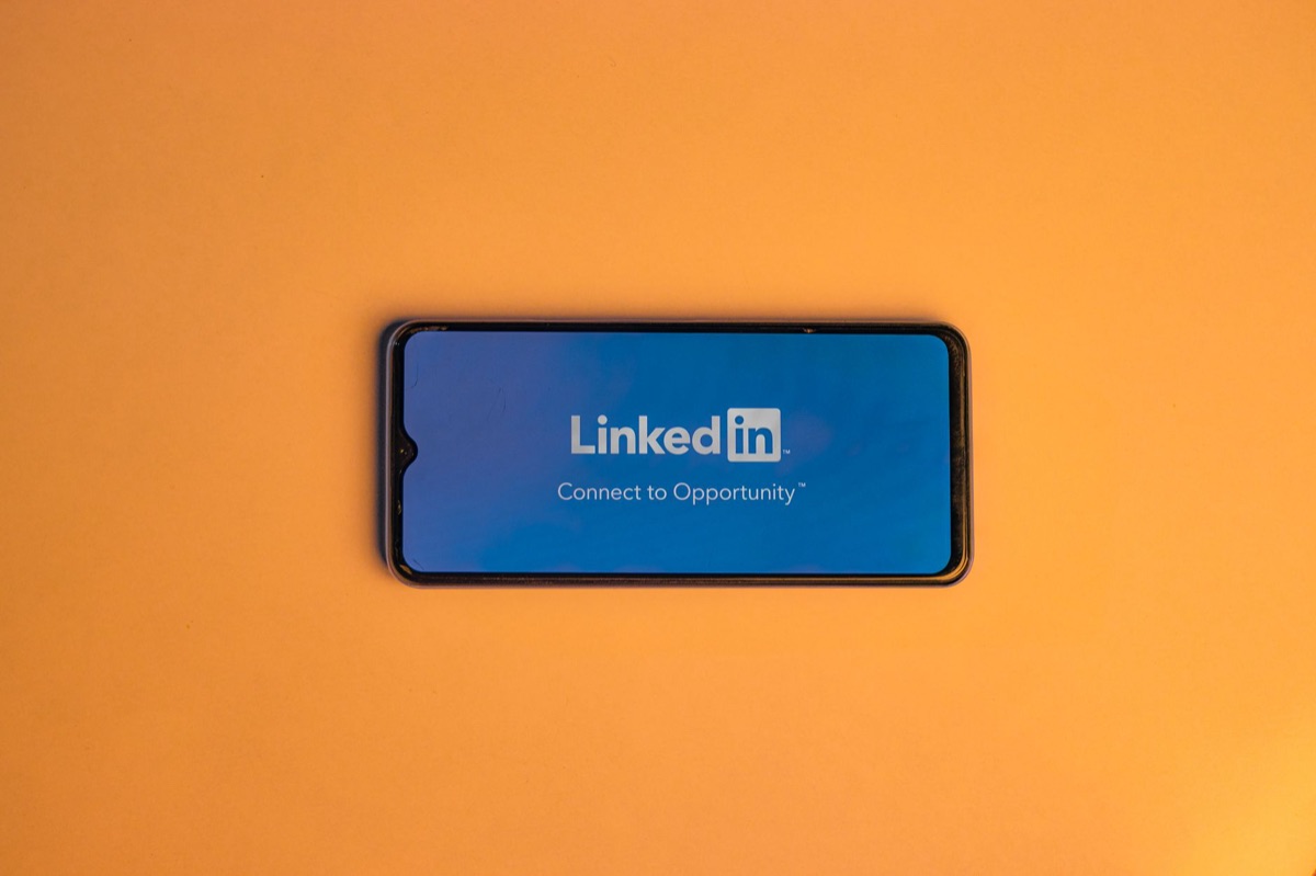 Smartphone mit Social-Media-Profilen für digitales Branding.