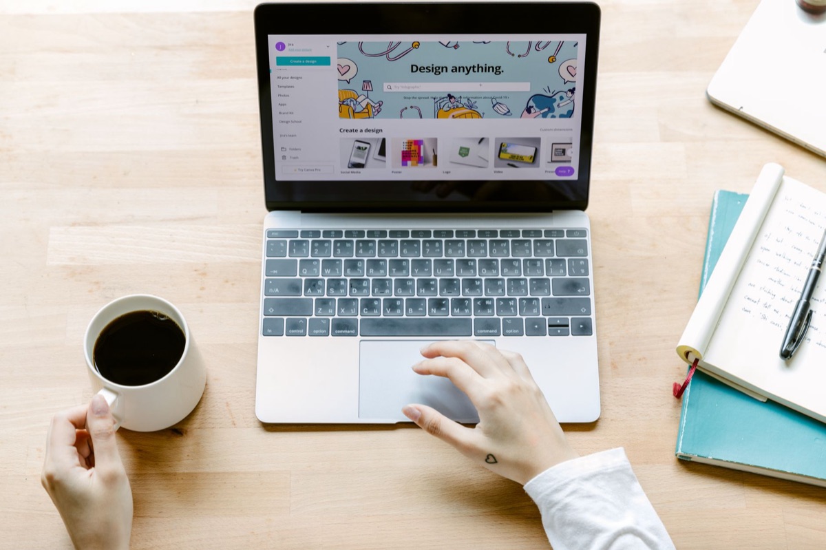 Moderner Arbeitsplatz mit Laptop und Kaffee für Content-Erstellung.