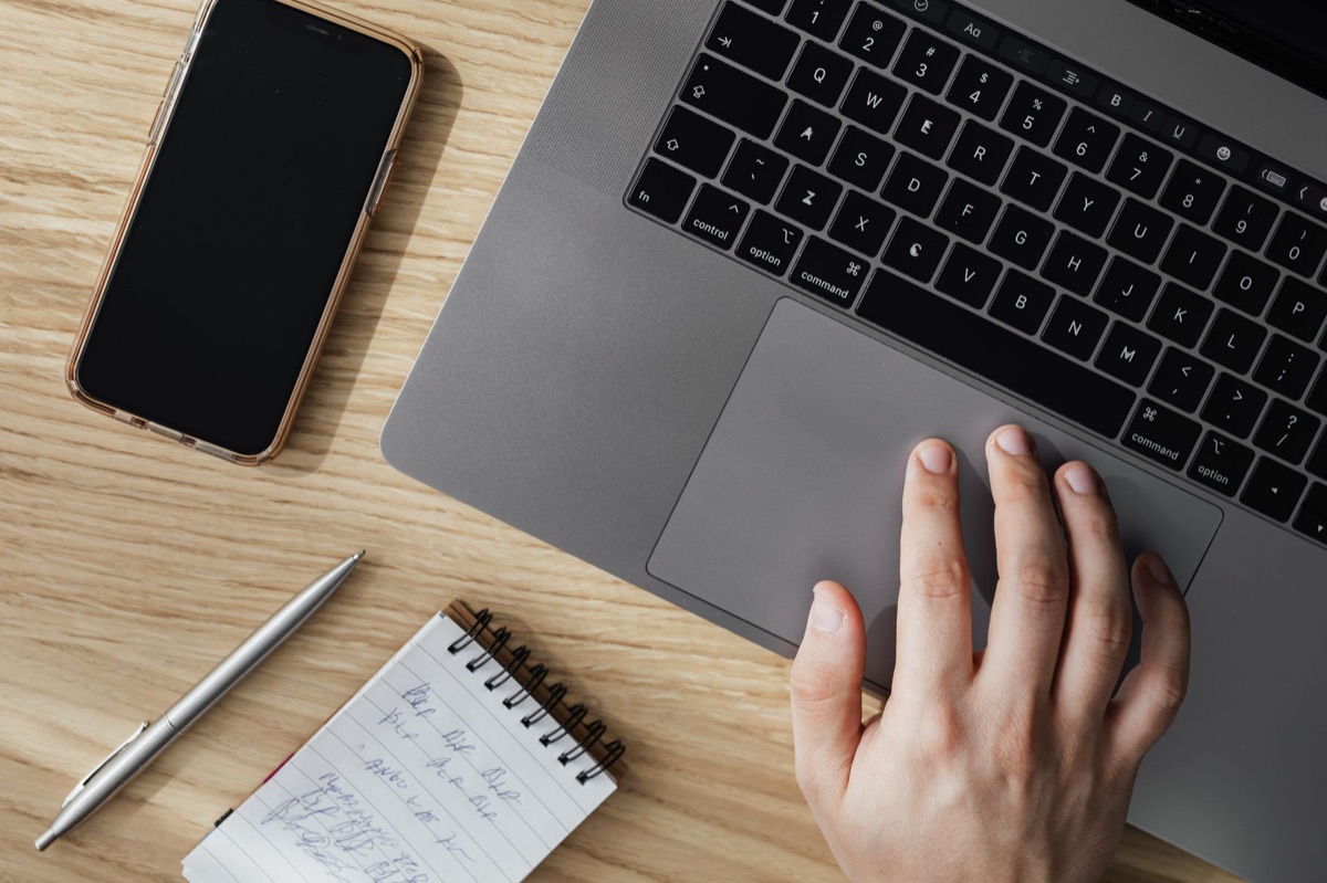 Espacio de trabajo profesional con herramientas digitales para emprendedores.