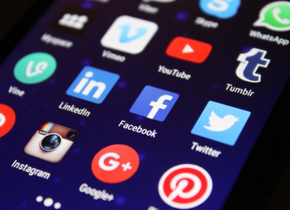 Iconos de redes sociales en la pantalla de un teléfono inteligente.