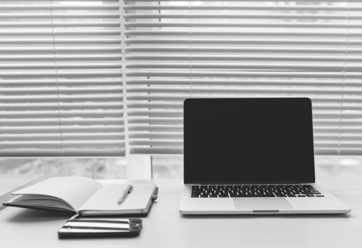 espace de travail professionnel moderne avec ordinateur et carnet