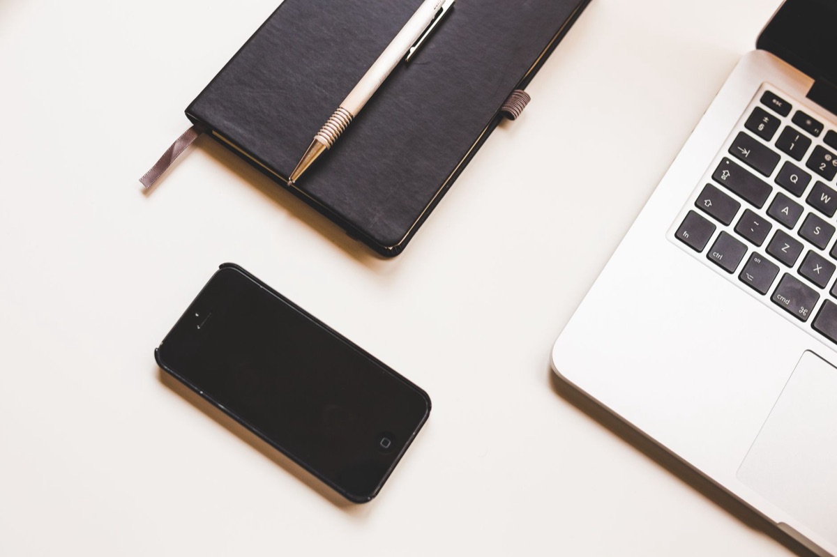 Postazione di lavoro professionale con laptop e strumenti digitali.
