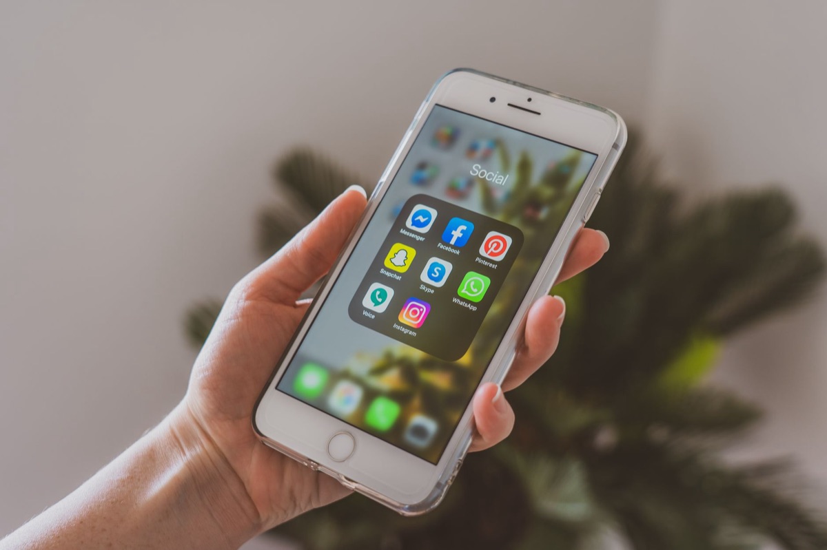 Interfaccia digitale che rappresenta la presenza sui social media.