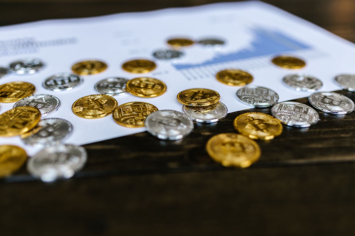 Grafico di crescita e monete d'oro, simbolo di valore economico e successo.