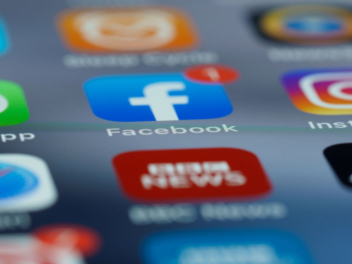 Smartphone exibindo ícones de redes sociais para estratégia de plataforma.