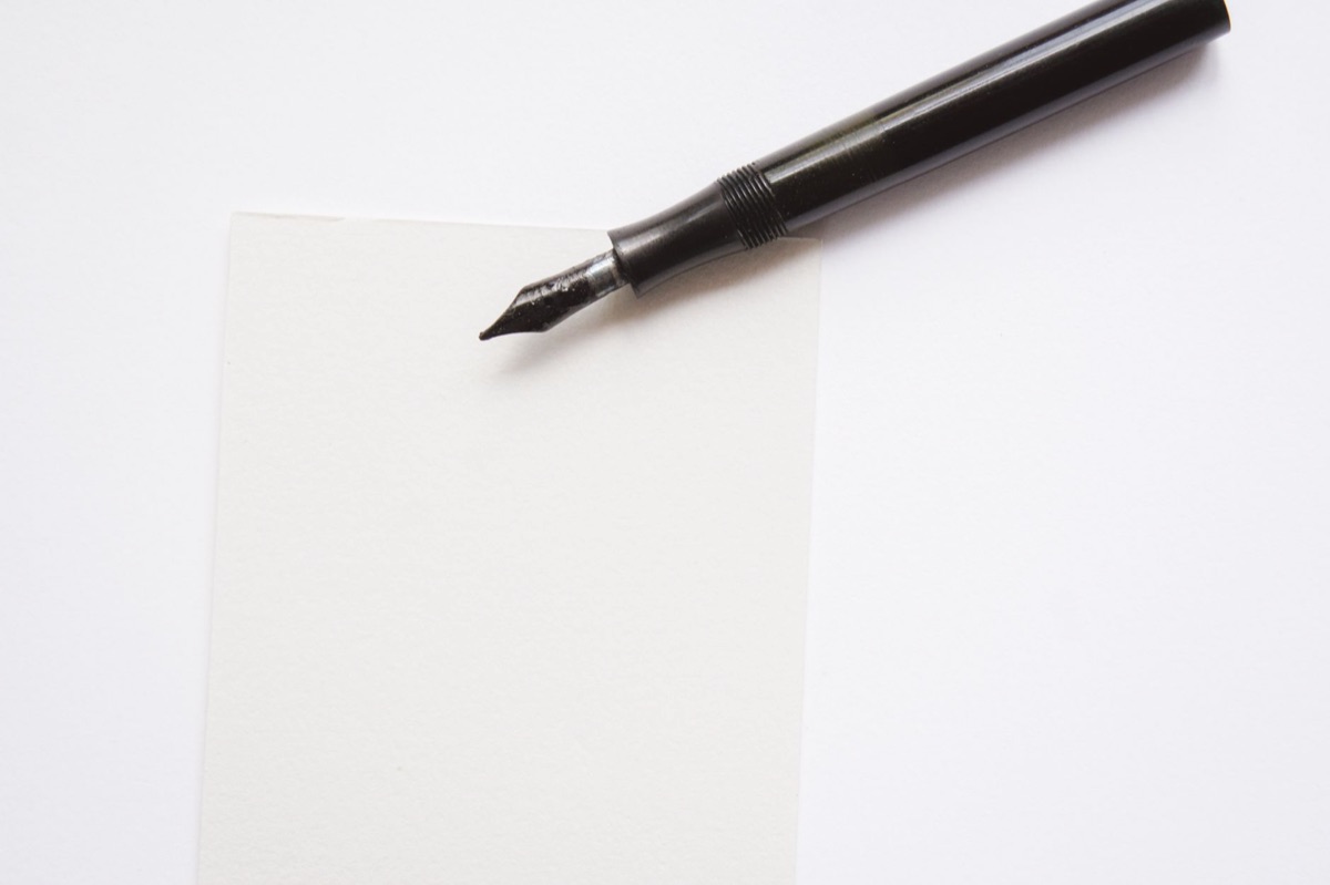 Een luxe vulpen en inktpot die persoonlijke autoriteit en handtekeningstijl symboliseren.