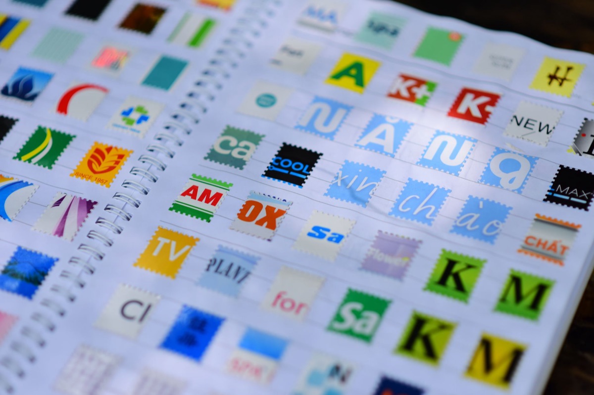 Ein gedrucktes Marken-Styleguide-Handbuch mit farbigen Papierseiten.