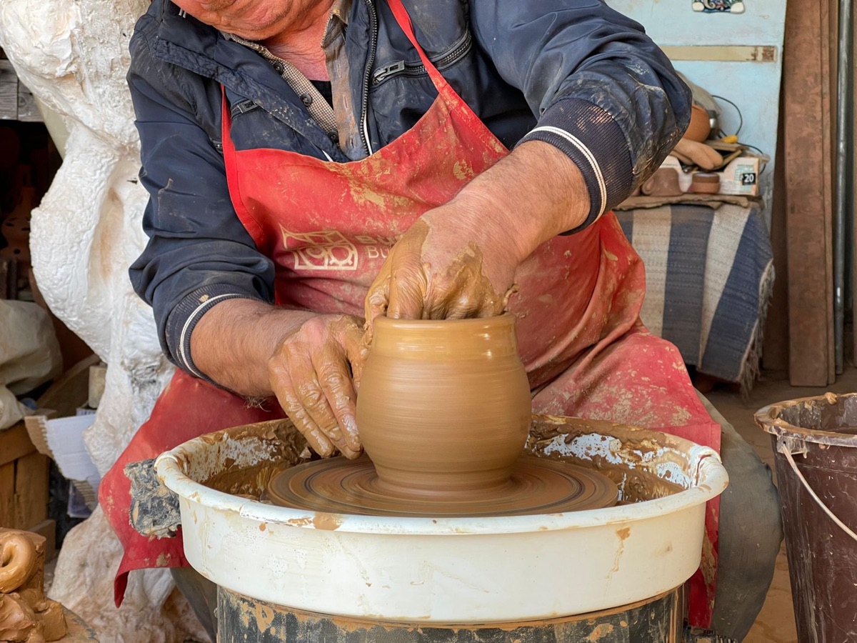Manos creando vasija de cerámica