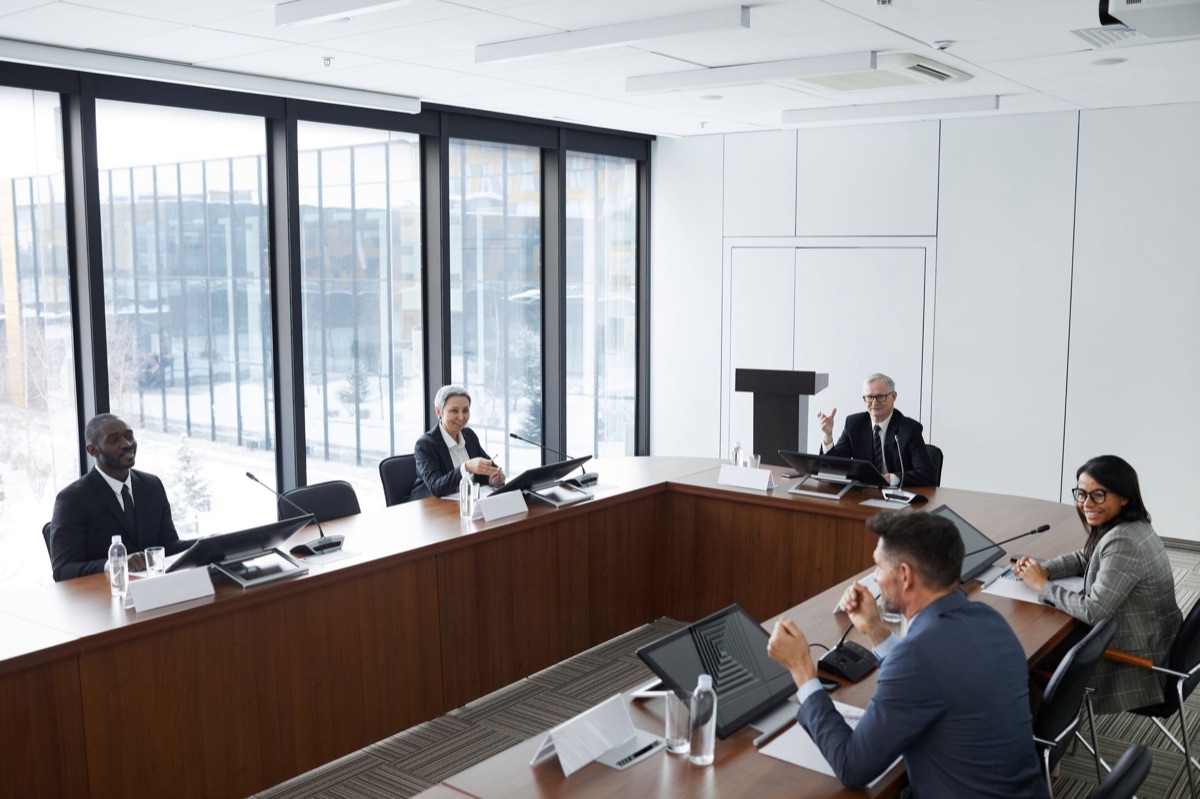 Une réunion de gestion de crise sur un bureau