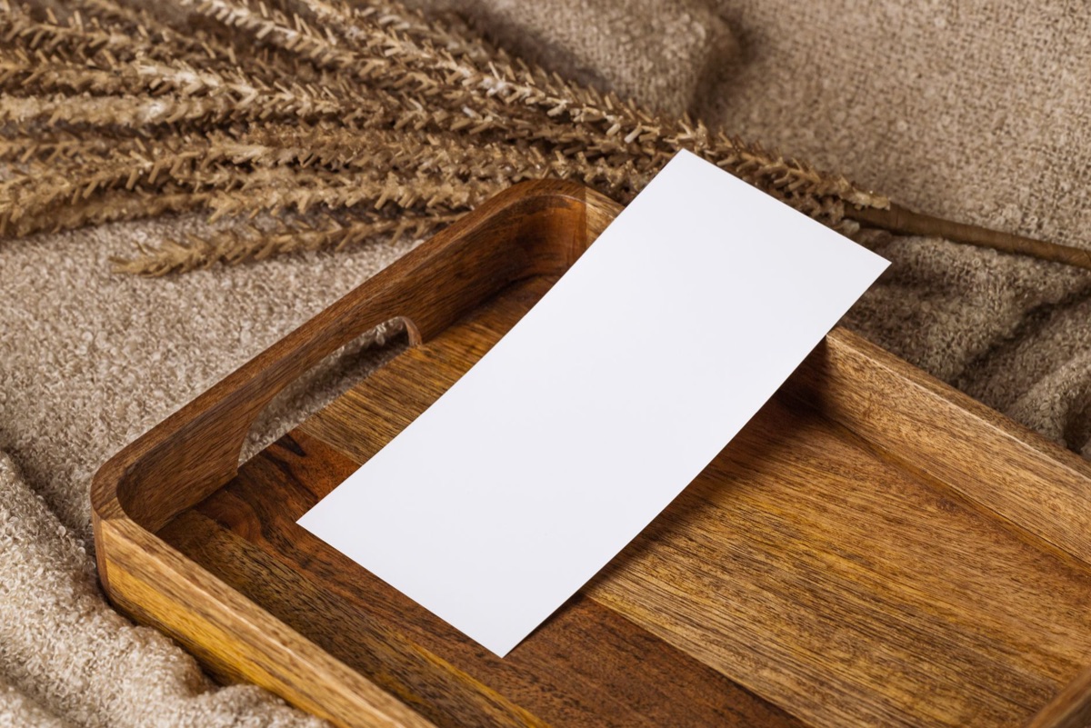 portafolio de marca en mesa de madera