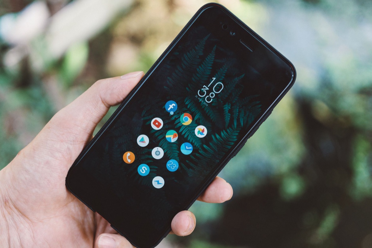 telephone screen with app icons