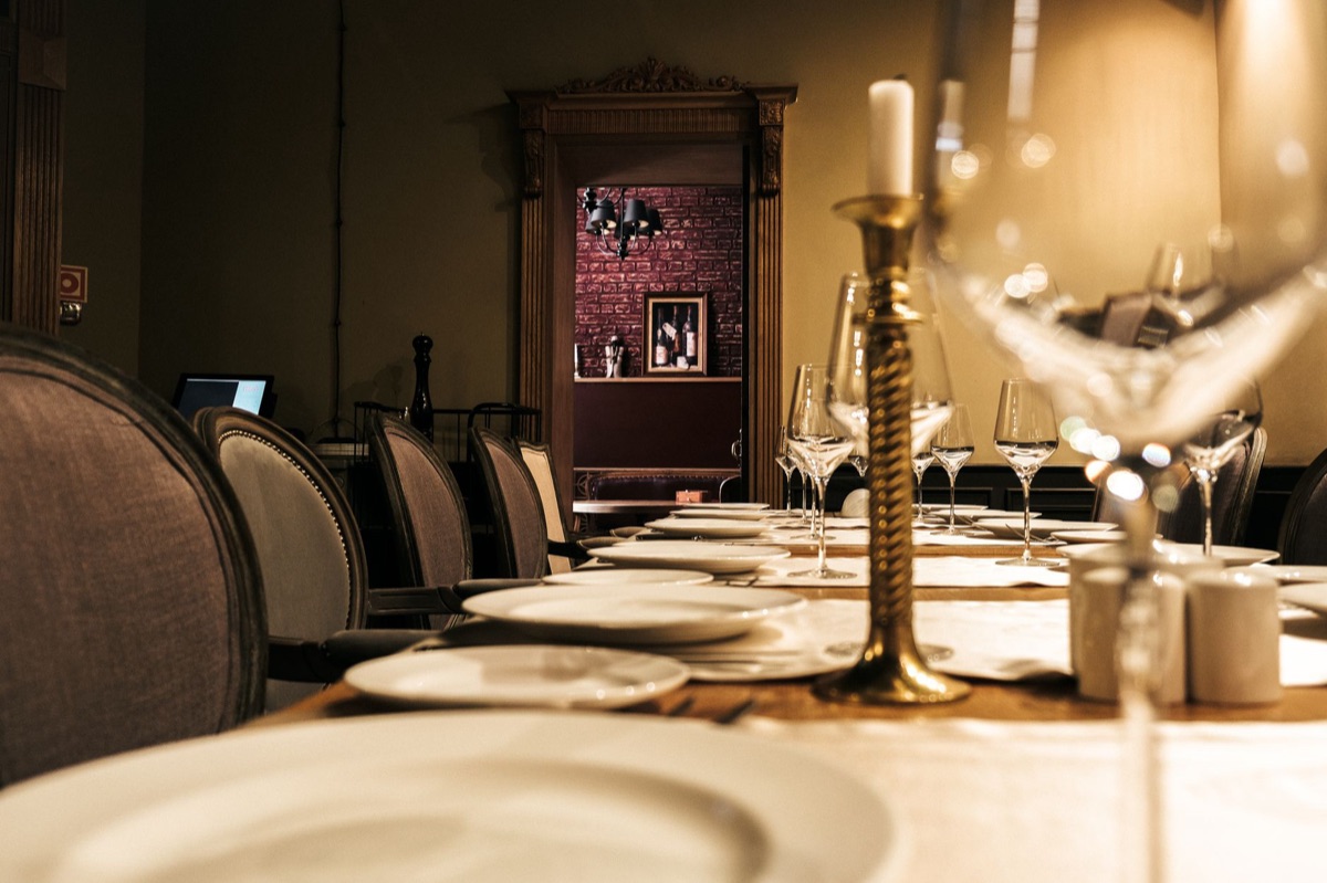 ristorante interni con stoffe bianche e piatti antichi