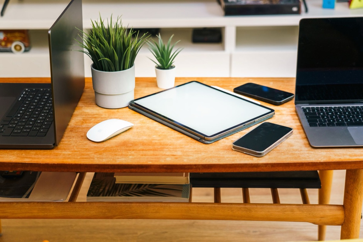 Smartphone en tablet op houten tafel