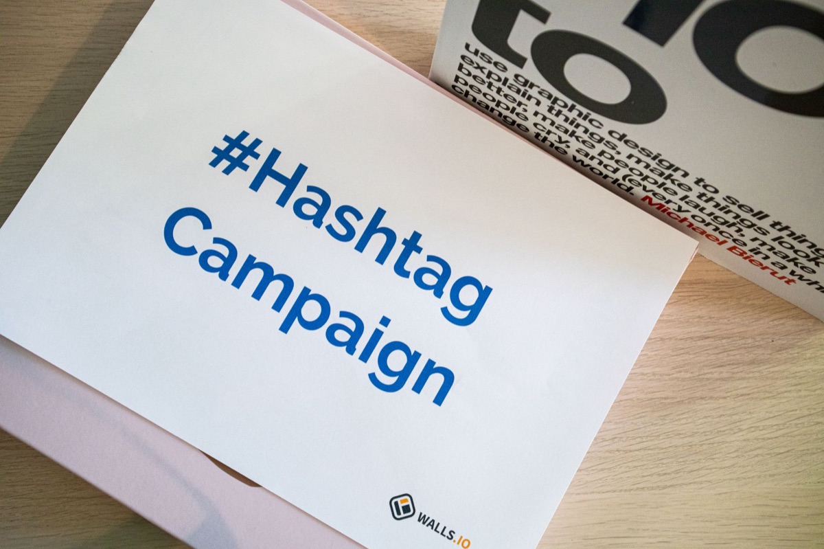 Sociale media post met merklogo en tekst